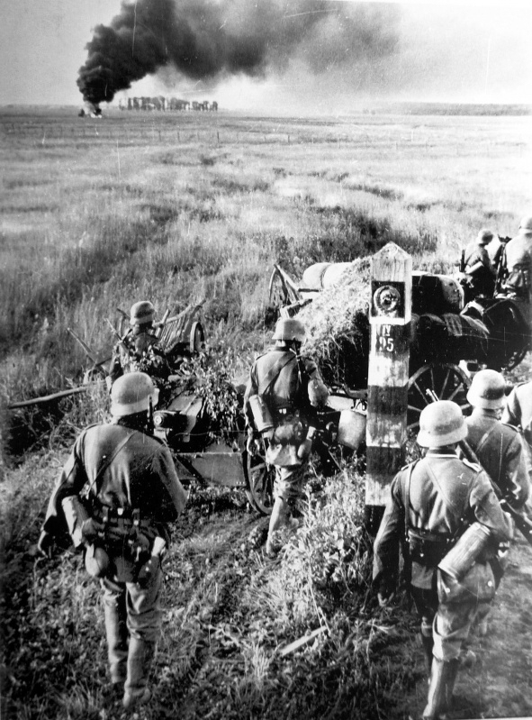 Немецкие солдаты пересекают государственную границу СССР